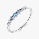 Anillo con Tachuelas de Circonitas Azules