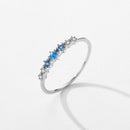 Anillo con Tachuelas de Circonitas Azules