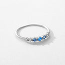 Anillo con Tachuelas de Circonitas Azules